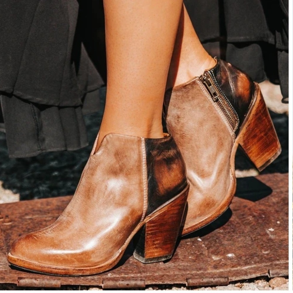 Freebird Detroit heeled bootie w/ cutout dip & 2 toned leather size 9